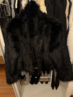 Pälsjacka - Säljer denna vackra pälsjacka som fortfarande är i ett superfint skick! Skriv vid frågor🫰🏼