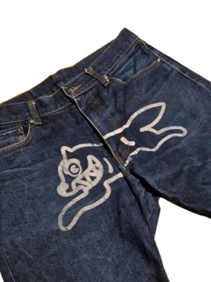 Feta vintage BBC Jeans - Vintage BBC Jeans med det klassiska trycket av en hund. Dem sitter ganska baggy och sitter bra över ett par sneaker. Älskar dessa byxor men dem är tyvärr för små nu.    Kan pruta pris vid snabb affär