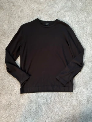 Stickad tröja Massimo dutti - Säljer en helt ny stickad tröja från massimo dutti i 100% italiensk ull. Nypris 1800kr säljer den för endast 699kr så passa på! Först till kvarn