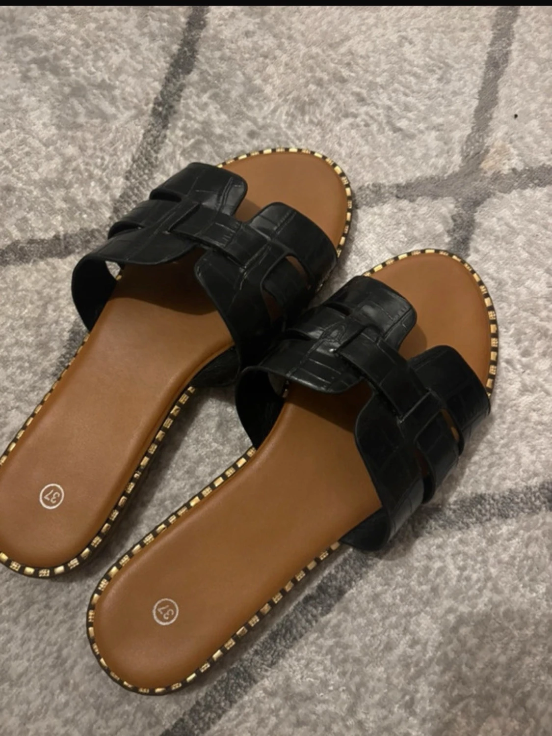 Svarta sandaler med flätad rem