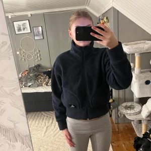 Adidas Fleece/teddy jacka - Marinblå fleece/teddy jacka från Adidas. Tvättad men aldrig använd, så alltså ny utan prislapp. Den känns att vara lätt fodrad. Den är i storlek S och har fickor på båda sidor fram, den verkar vara varm och skön. Perfekt till våren. 💕Skriv för frågor😊