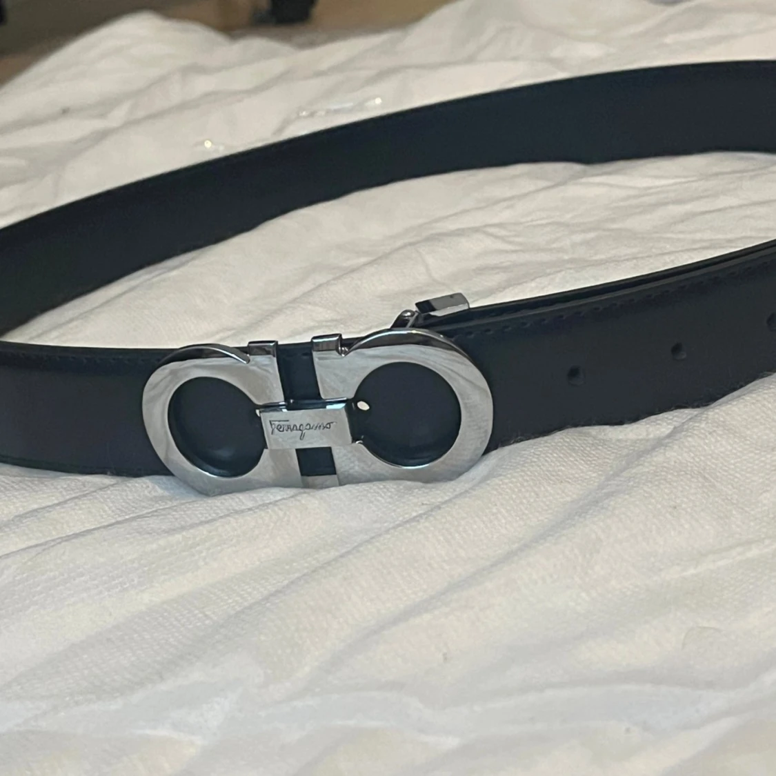 Svart Ferragamo bälte med silverdetalj