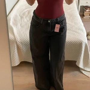 Lowwaist svarta jeans från Pretty Little Thing - Oanvända lågmidjade baggy jeans i nyskick från Pretty Little Thing med prislapp kvar❣️kom gärna med prisförslag!