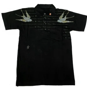 Iron Fist polo shirt (2007) - Iron Fist är ett alternativt klädmärke som grundades i början av 2000-talet i USA. Märket är känt för sina djärva, konstnärliga tryck inspirerade av street skate och punkkultur. Iron Fist tröjor har blivit populära inom alternativt mode för sin unika stil och sitt uttryck som uppmuntrar individualitet och kreativitet. Speciellt under the 2000s