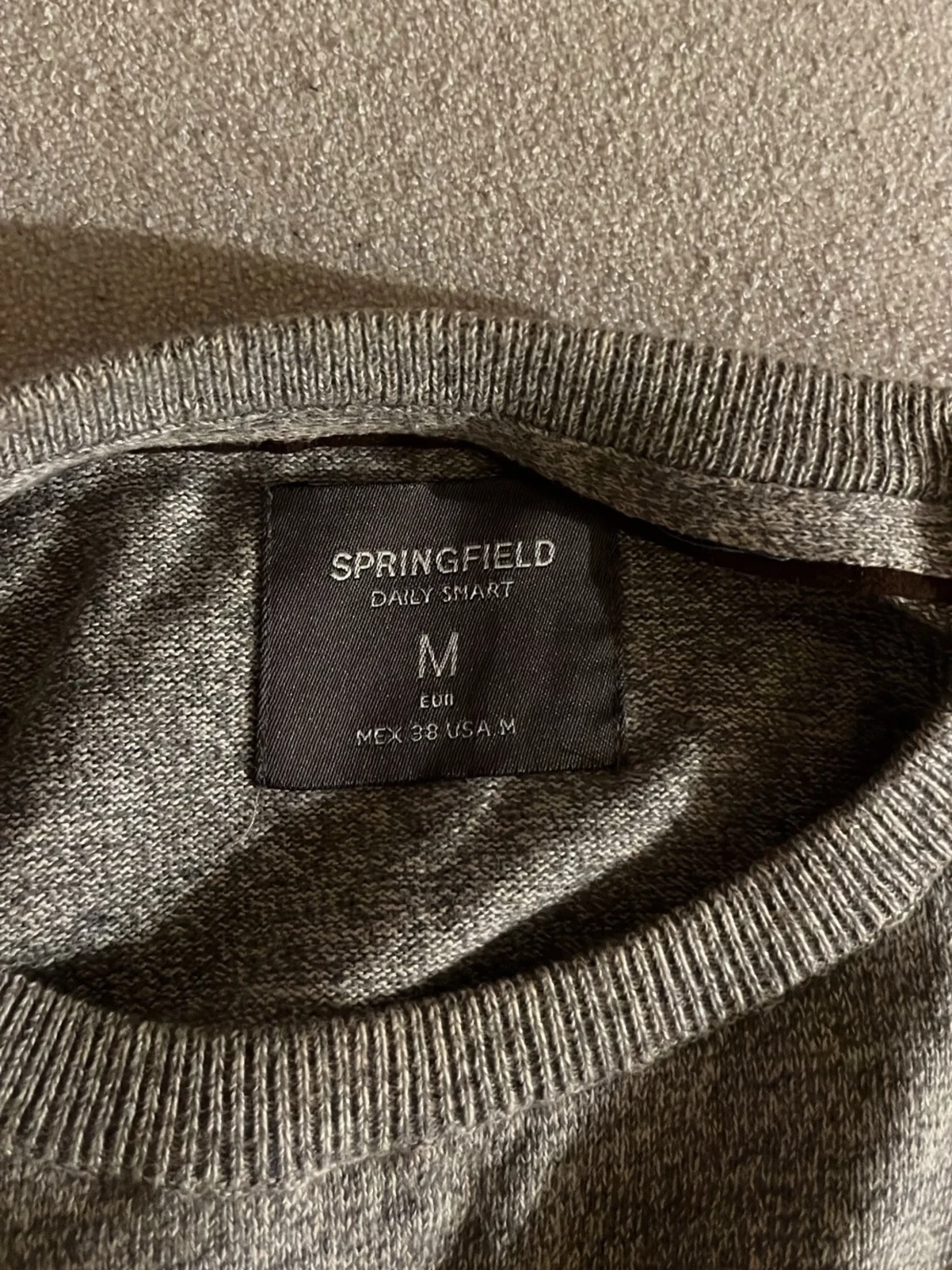 Grå stickad tröja med mockadetaljer - 4