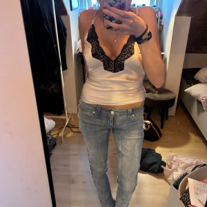 Ljusblå Levis 511 jeans - Säljer ett par ljusblå Levis 511 jeans med klassisk femficksmodell och låg midja. Jeansen har en slim passform och raka ben, tillverkade i mjukt denimtyg. Perfekta för dig som gillar en clean och enkel look.