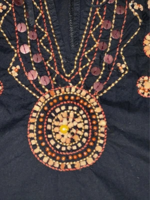 Vintage 2004 SAIX svart blus M  - Blus i bra skick, storlek M, bomull, tunn och finn . Bredd: 45cm, längd: 60 cm 