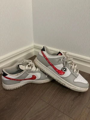 Nike Dunk Low ”Lottery” - Nike Dunk Low ”Lottery”. Perfekta för dig som gillar streetstyle och unika detaljer.