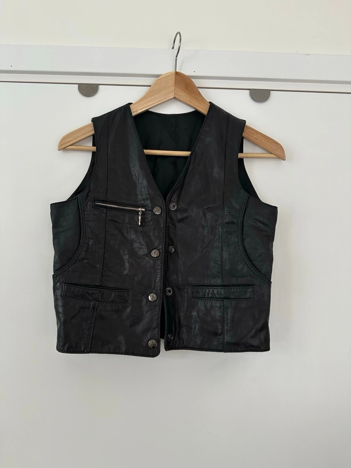 Svart skinnväst med fickor och dragkedja - 5