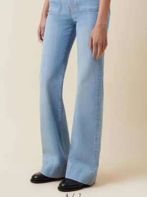 Wide ljusblå jeans från Jeanerica - Säljer ett par ljusblå jeans från Jeanerica i modellen SW006 Azuma Blue. De har breda ben, hög midja och stora framfickor. Materialet är 93,5% ekologisk bomull, 1,5% elastan och 5% återvunnen polyester. Perfekt för dig som gillar en chill och trendig look. Har dom i en större storlek så dom ska sitta lite oversized och dom har väldigt långa ben så brukar vika upp dom längst ner!❤️