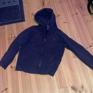 ralph lauren zipper - En marinblå ralph lauren zipper utan defekter men lite lite solblekt (Obs den är ca 150 även om det står i tröjan att den är 160)