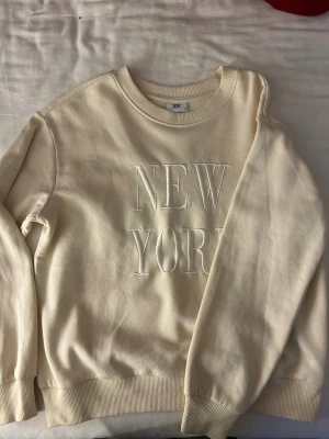 Tjocktröja - Ljusgul tjocktröja. Använd 1 gång. Är i storlek M men är som en xs/s.