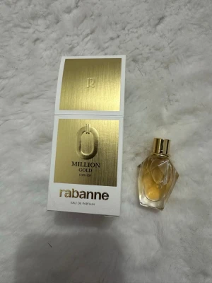 Rabanne Million Gold For Her - En lyxig Eau de Parfum med elegant design och guldiga detaljer. Perfekt för dig som vill sticka ut och känna dig exklusiv. Volym: 5 ml.