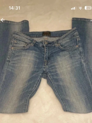 Bootcut jeans - As snygga Bootcut jeans, med lågmidjade. Köpta hår på vinted och de är omsydda lågmidjat (går att spreta upp. De har måtten 74 i innerben och 35 i midjan. Pris kan diskuteras vid snabbt köp. Bara att höra av sig vid frågor! 🩷❗️OBS tryck inte på köp nu, kontakta vid köp ❗️