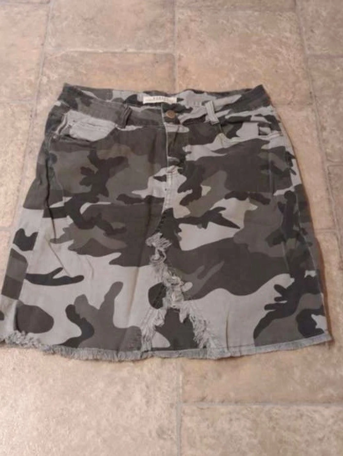 Camouflage kortkjol med fransad kant