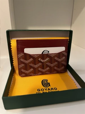 Plånbok Burgundy färg  - Säljer denna skitsnygga plånboken, skriv gärna vid intresse! 