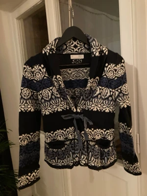 Klassisk knytkofta från Odd Molly - Klassisk knytkofta i marinblått och vitt från Odd Molly säljes för 250kr. Koftan är i gott skick. Storlek 1 motsvarar storlek S. 