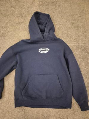 Mörkblå hoodie från New Yorker - Mörkblå hoodie med coolt silvrigt print på bak och framsidan. Storlek xxs. Hör av er om ni har några frågor🤞