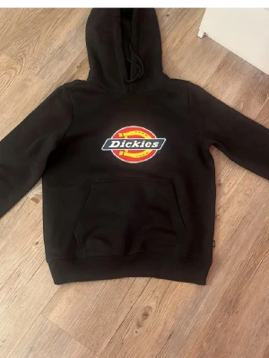 Dickies hoodie - Säljer min dickies för jag inte använder den längre, använt den fåtal gånger, de finns inga skador på den vad jag vet iallafall inget som syns. Storlek S.. Pris går att diskutera 