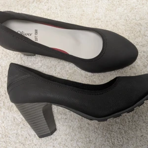 Pumps från s.Oliver, storlek 39 - Nya oanvända, säljer för att jag är storlek 38 inte 39. Super skön mjuk innersula, bekväma!