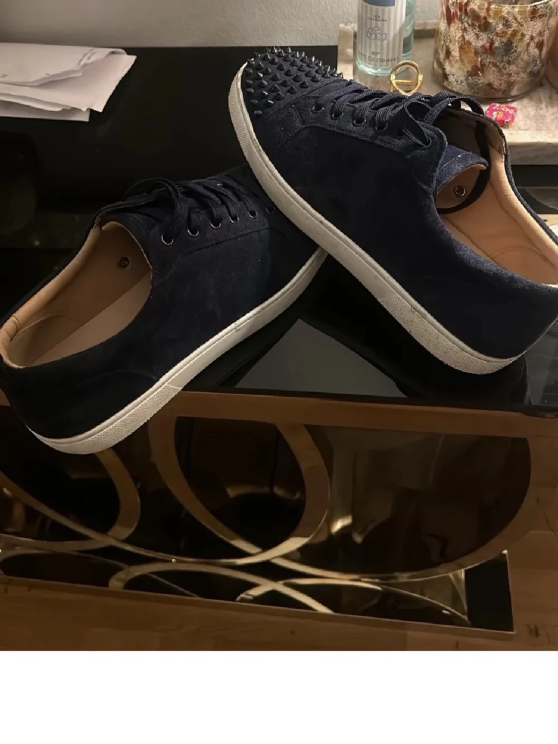 Mörkblå loubs sneakers med nitar