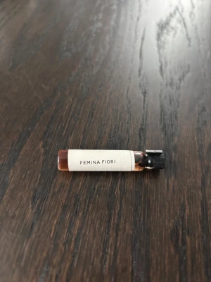 Essnce parfym  - Essnce parfym ”Femina fiori” 2ml, endast doftat på. Nypris 45kr.☺️
