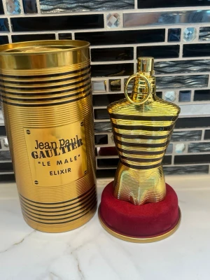 Le Male Elixir Parfum 125ml - Säljer en god vinterparfym. Ungefär 116ml kvar. Inget fel med parfymen och allt ni ser kommer skickas hem!