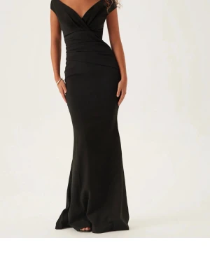 Svart långklänning, perfekt för bal - Supersnygg svart långklänning med omlott-detalj upptill och v-ringad hals. Perfekt för bal eller festliga tillfällen. Prislapp är kvar så den är endast testad och aldrig använd! Ordinare pris är 999kr.