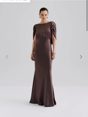 Helt ny, slutsåld klänning från By Malina  - Säljer nu en helt ny klänning som är använd vid 1 tillfälle på en middag, klänningen är helt slutsåld på hemsidan By Malina och ny kostar 5000. Jag brukar ha XS och den här är XXS så skulle säga att den är stor i storleken. Jag är 165 och den går nästa hela vägen ner på mig med klack. 🤎