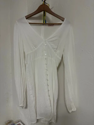 Studentklänning  - Säljer min studentklänning! Den är endast använd på studenten och utspringet. Den är i fint skick och helt utan defekter! 