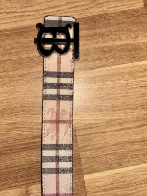 Burberry bälte  - Jätte fint bälte använd några gången men inga defekter på det så det är som nytt 