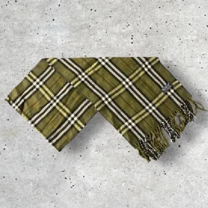 Olivgrön Burberry Halsduk - Säljer en snygg olivgrön Burberry halsduk med det ikoniska rutmönstret. Tillverkad i 100% mjuk och värmande ull.   🧵 Skick: Mycket fint skick, varsamt använd 🌟 Känsla: Mjuk, varm och följsam 📦 Frakt: Skickas tryggt inom 24h 📏 Mått: Längd-145cm, Bredd-30cm Pris kan diskuteras!