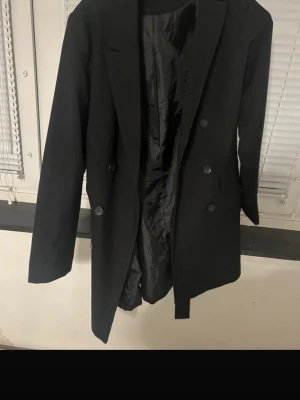 Black Double-Breasted Blazer – Sinsay Basic, Size XS - Stylish black blazer from Sinsay Basic in size XS. Classic double-breasted design with a tailored fit – perfect for everyday wear, office outfits, or dressing up a casual look. ✔️ Color: Black ✔️ Brand: Sinsay (Basic line) ✔️ Size: XS ✔️ Style: Double-breasted blazer ✔️ Condition: Very good condition, no visible flaws Easy to style with jeans, trousers, skirts, or dresses. Minimal and timeless piece that works all year round. Feel free to message me if you have any questions 😊 