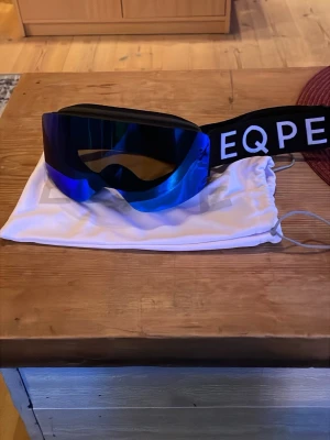 Skidglasögon EQPE - Storlek är JR, Bra skick knappt använda på grund av att dom blev för små.