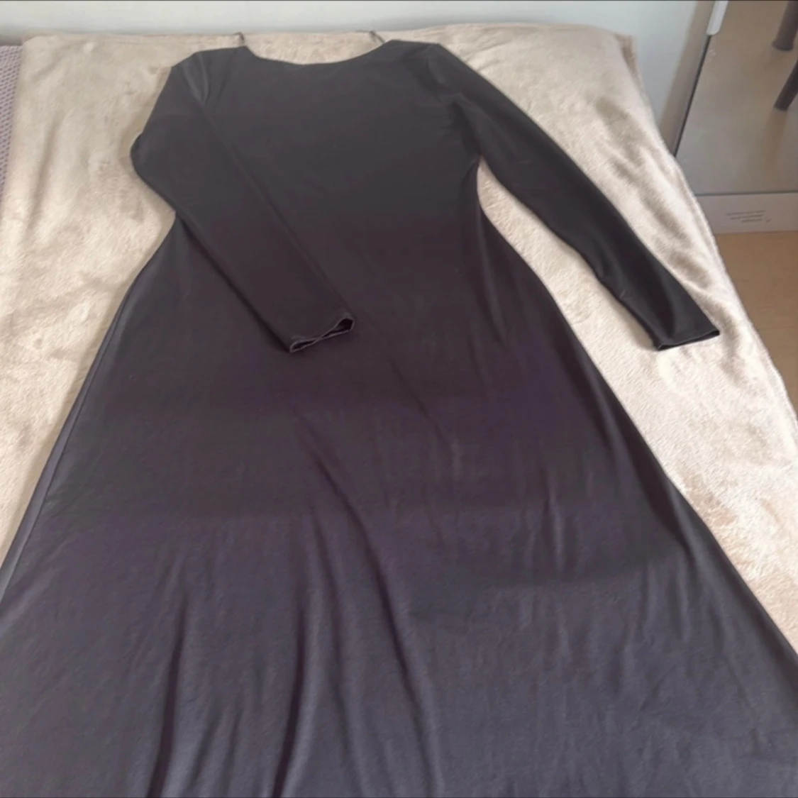 Svart långklänning med öppen rygg - 2