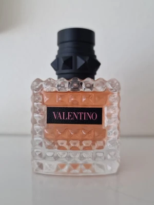 Valentino Born in Roma Donna parfym 30 ml - Använd endast få gånger. 