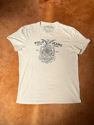 Ralph Lauren t shirt  - Hallö, säljer denna feta raffe tirsha, vid minsta lilla fråga eller fundering hör av er🤠