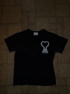 Svart t-shirt från Ami med hjärtdetalj - Jättebra skick