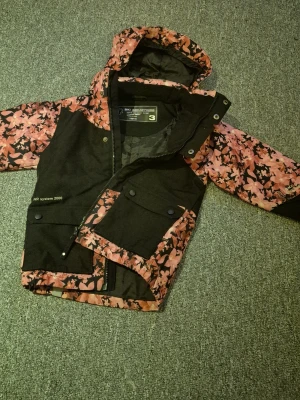 Vinterjacka stl 110/116 - Fin vinterjacka, vindtät och vattenresistent. 