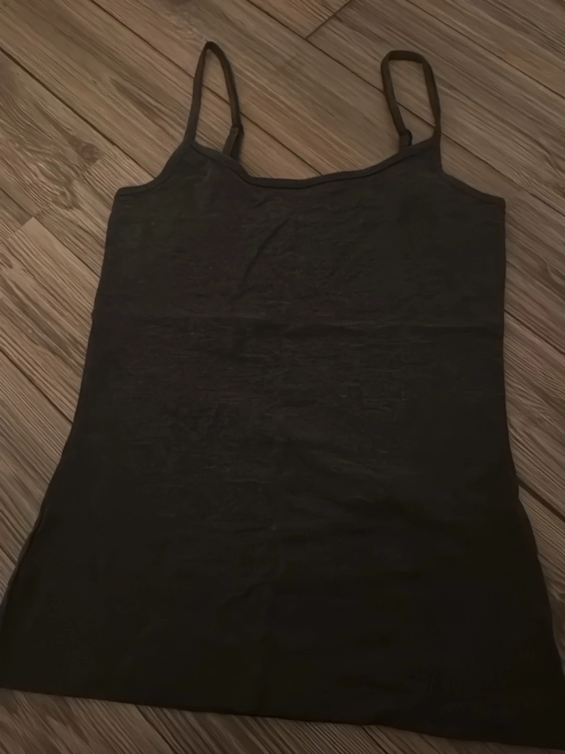 Svart linnetopp med smala axelband