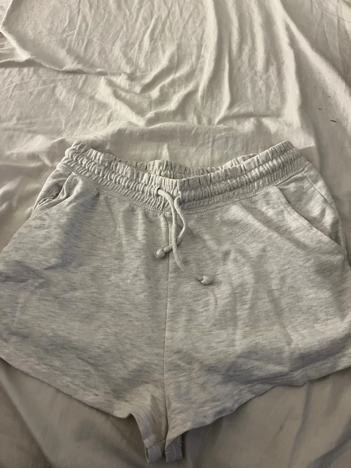 Ljusgrå mjukisshorts från H&M