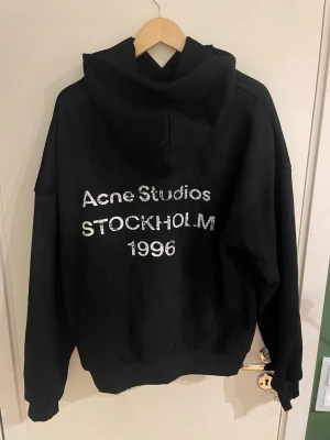 Acne Studios Hoodie - Helt ny Acne Studios Hoodie. Prislappen fortfarande kvar. Storlek M, passar också L. Skriv gärna vid frågor! Priset kan diskuteras. 