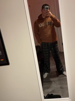 Brun hoodie från Hoodrich  - Brun hoodie från Hoodrich. Storlek L.  Använd 1 gång säljer pågrund av att den är för stor 