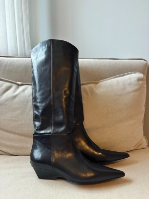 Boots Vagabond - Så snygga svarta Vagabond boots, storlek 39. Snedskurna högst upp med låg klack. De är helt nya, endast testade då jag jobbar utomlands så hinner aldrig använda dem🥹