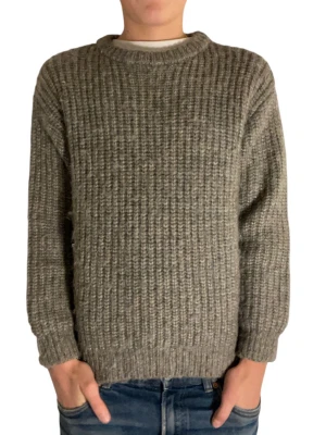 Grå stickad tröja från Zara - Mysig grå stickad tröja från Zara, tröjan har en grovstickad struktur, rund halsringning och långa ärmar. Perfekt för kyliga dagar och enkel att matcha med jeans eller andra byxor.