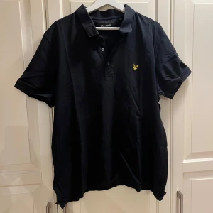 Svart piké från Lyle & Scott - Svart piké från Lyle & Scott i 100% bomull.