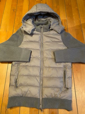 Leon Marcel Cardigain - Leon marcel cardigain i nytt skick, den är använd fåtal gånger och är jätte varm och bra till vintern, hösten och våren, luvan går att ta av, skriv vid met frågor