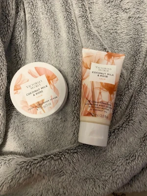 Coconut Milk & Rose Body Set - Fräsch duo med exfolierande body scrub (85g) och återfuktande body lotion (75ml) i doften Coconut Milk & Rose. Lotionen innehåller sheasmör och kokosolja för extra mjuk hud. Perfekt för dig som vill boosta din hudvårdsrutin med en tropisk touch.
