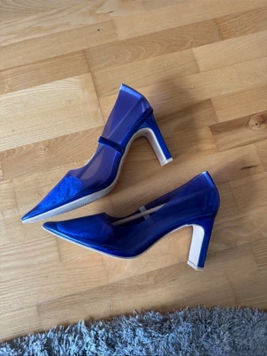 lila klackskor  - genomskinliga lila klackskor från nelly i storlek 39. endast provade inomhus. använd ”köp nu”. 5/1-2026