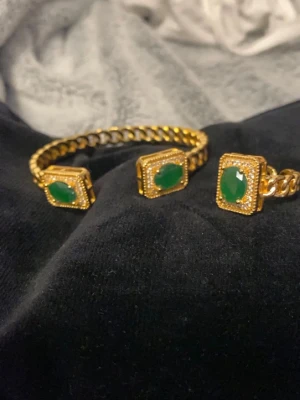 Smycken  - Jag säljer min arband och ring som passar perfekt för alla klä upp sig lite extra eller fint för bröllop 